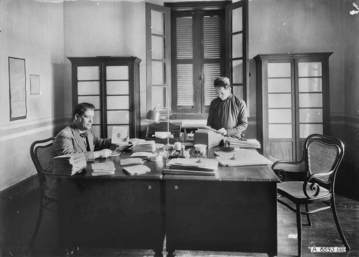 Giám đốc trại xem xét giấy tờ và hợp đồng để sàng lọc đối tượng xuất khẩu lao động.