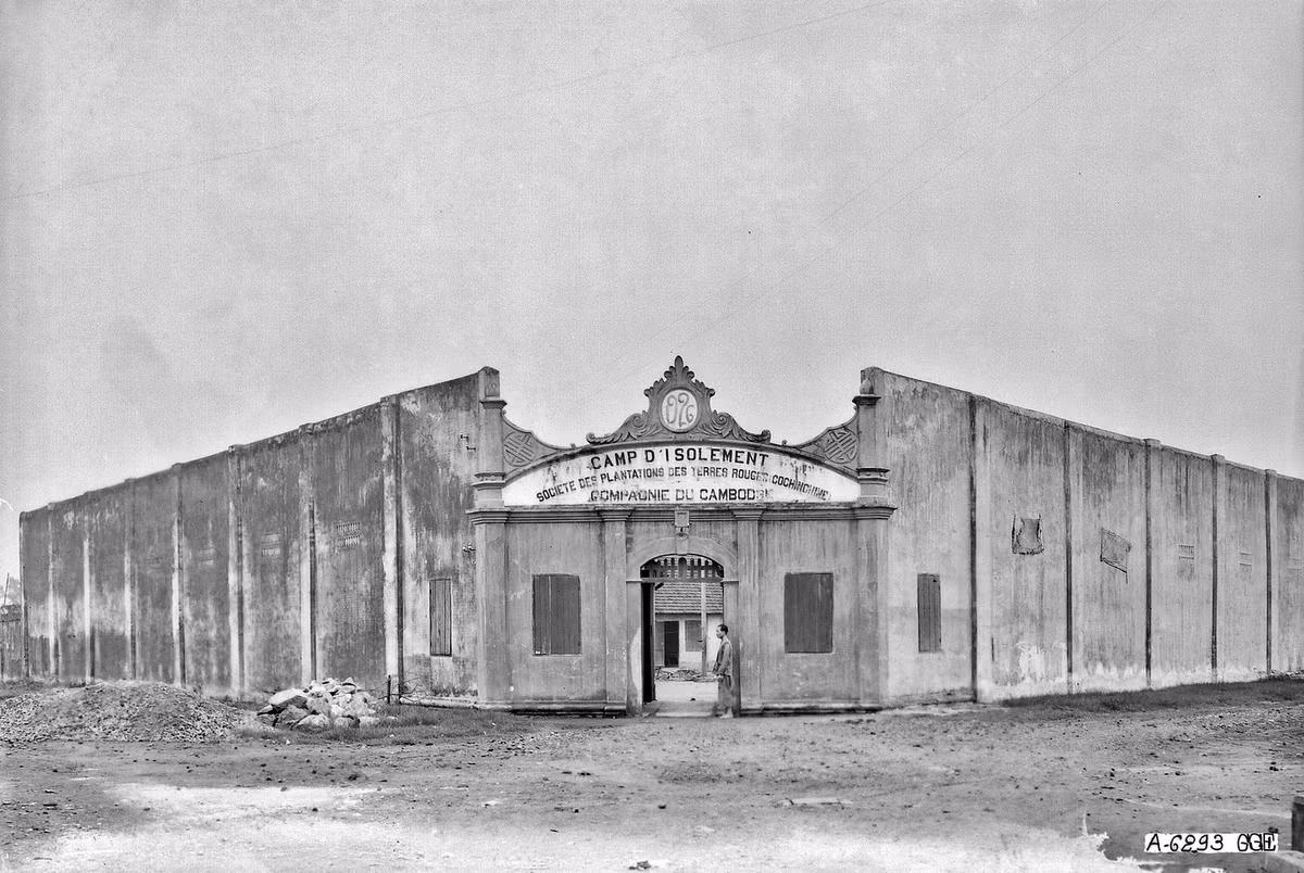 Cổng trại Ferriez trên đại lộ Belgique ở Hải Phòng. Cơ sở này thuộc sở hữu của Công ty Đồn điền Đất đỏ Nam Kỳ. Tại nơi đây, những người lao động được tuyển mộ vào làm phu đồn điền sống tập trung chờ ngày tàu chở vào Nam Kỳ.