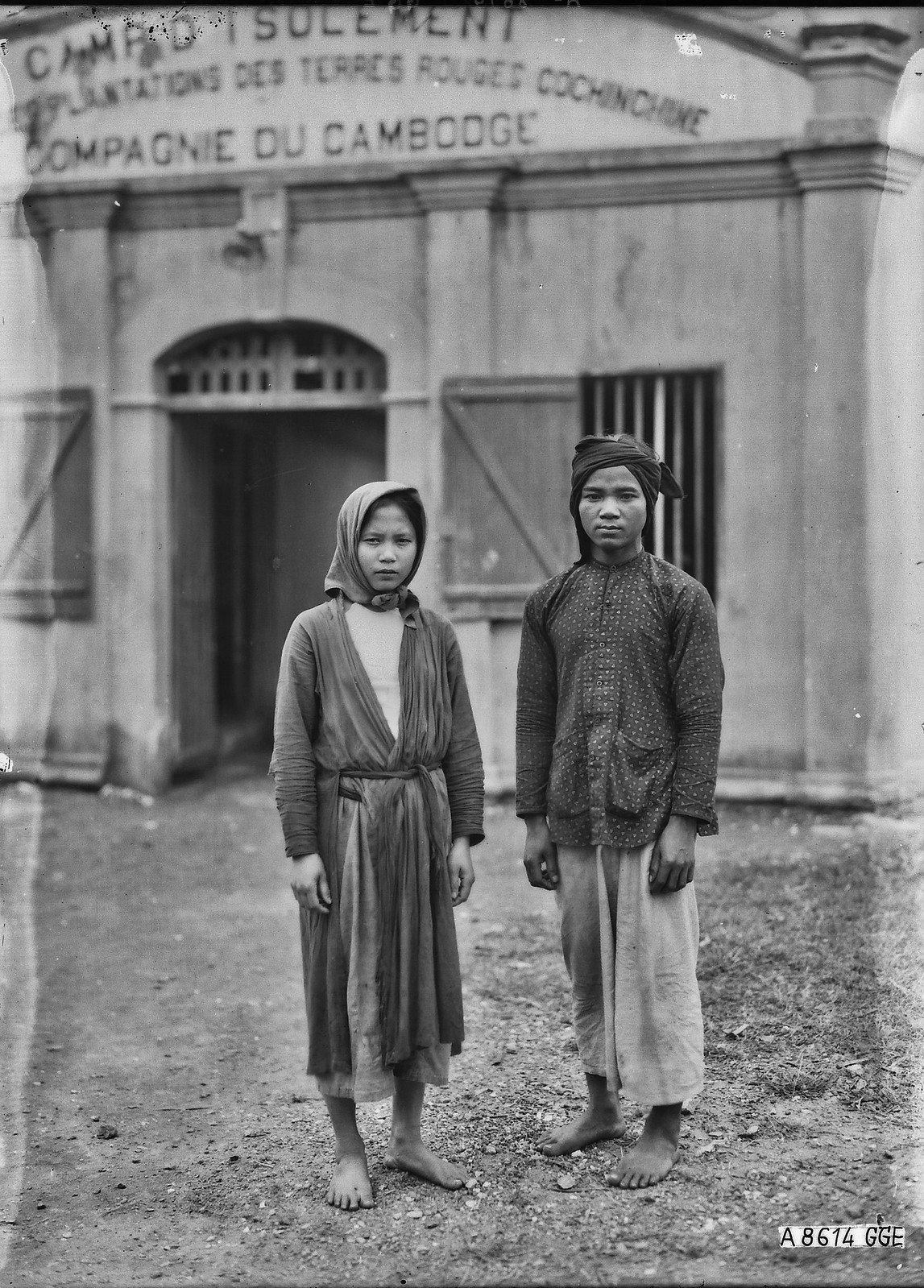 Hai vợ chồng dân địa phương chụp hình ở cổng trại Ferriez, trước khi nhập trại.