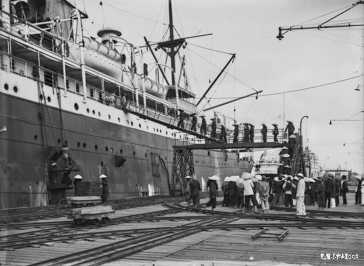 Một đội ngũ công nhân lên tàu đi xuất khẩu lao động tại cảng Cap St.Jacques (Vũng Tàu).