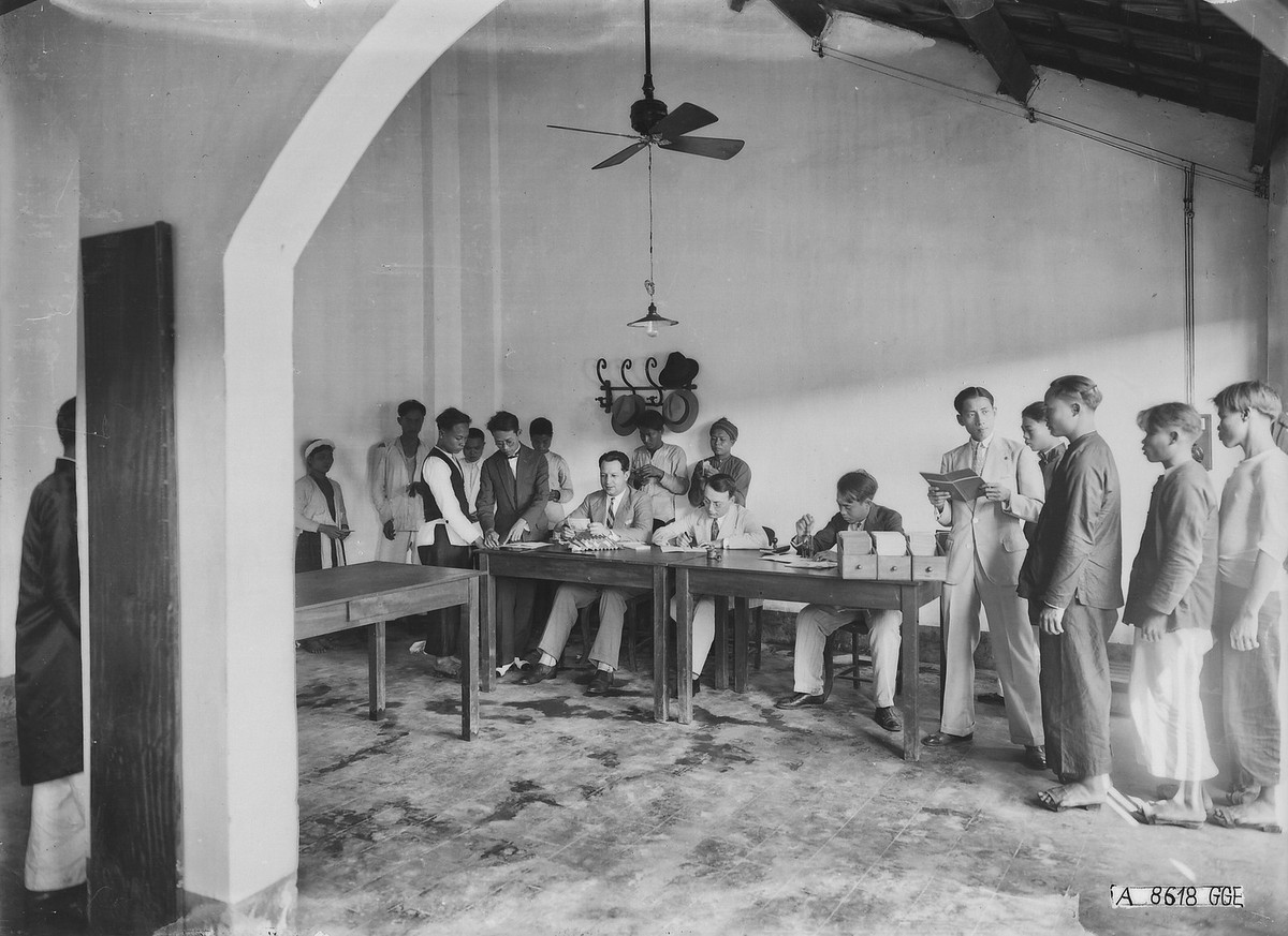 Lao động xuất khẩu được cấp 10 piastre (đồng bạc Đông Dương) tại trại Ferriez trước khi rời Hải Phòng.