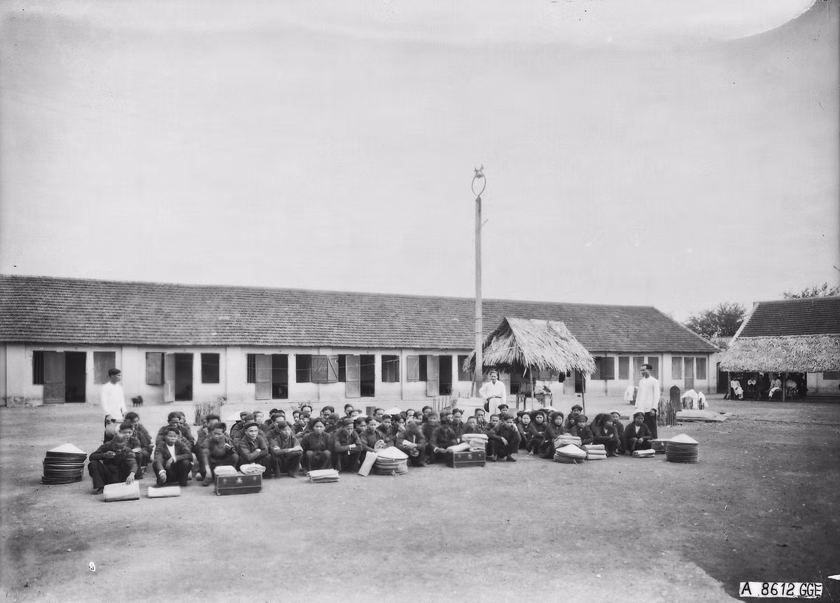 Một đội ngũ người lao động đã khăn gói sẵn sàng xuất ngoại tại trại Fabri.