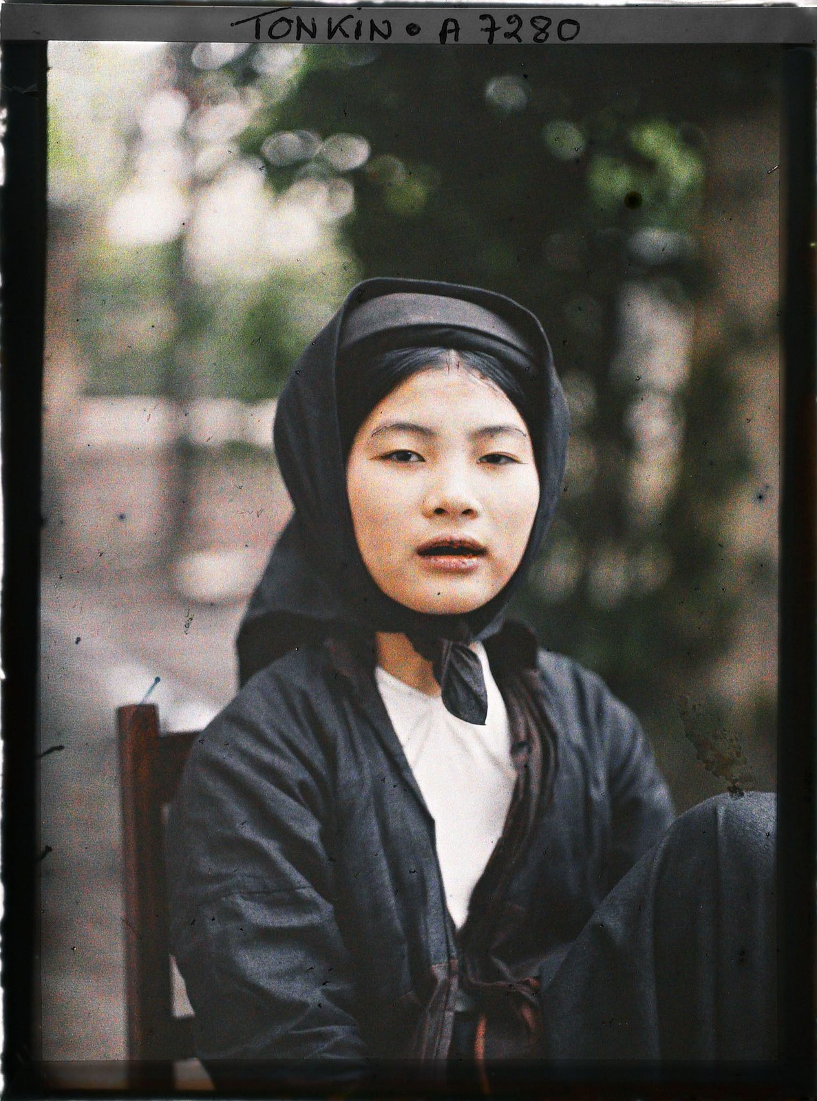 Khoe hàm răng đen bóng do nhai trầu lâu ngày.