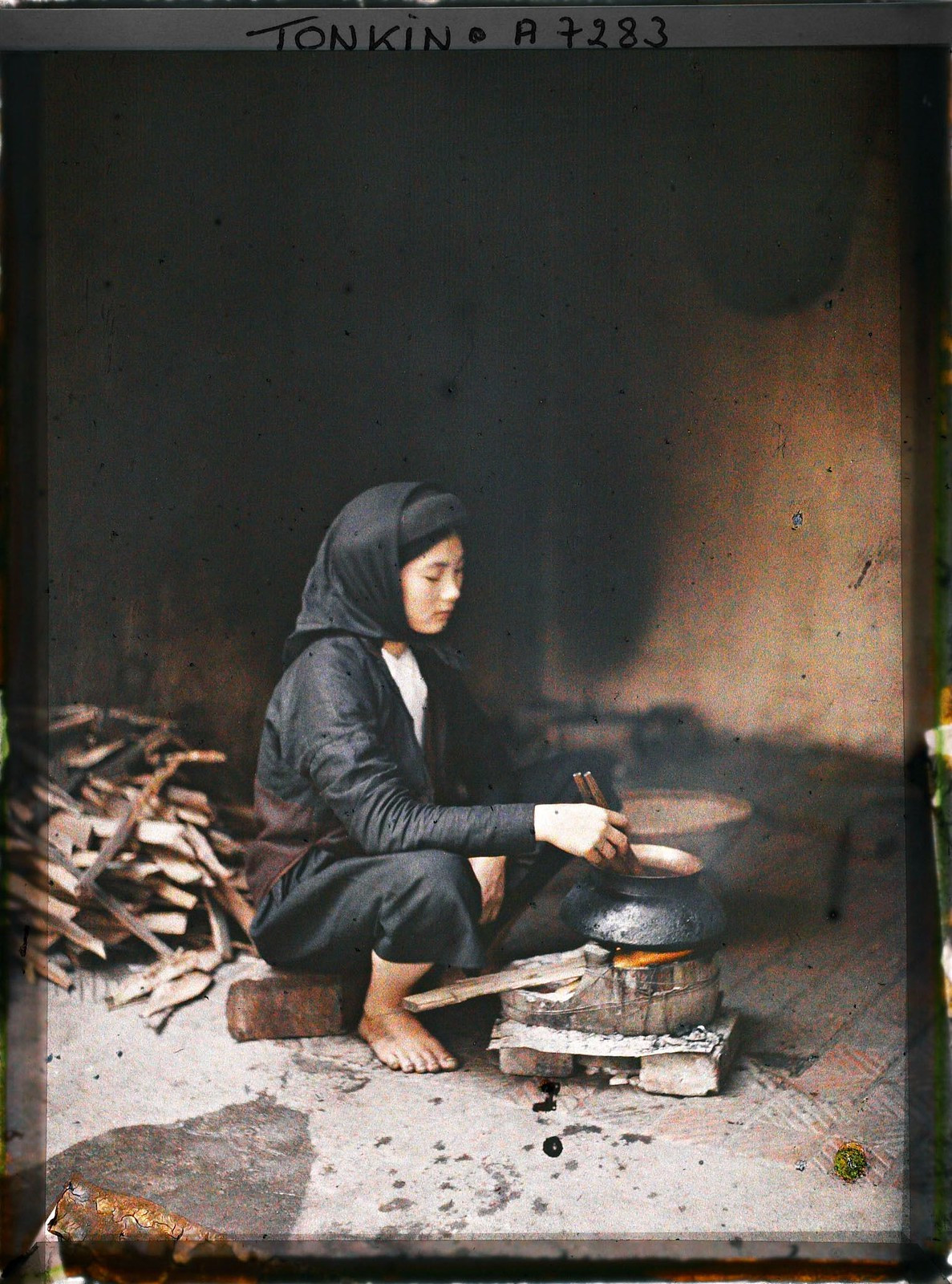 Nấu cơm với bằng nồi gang và bếp củi.