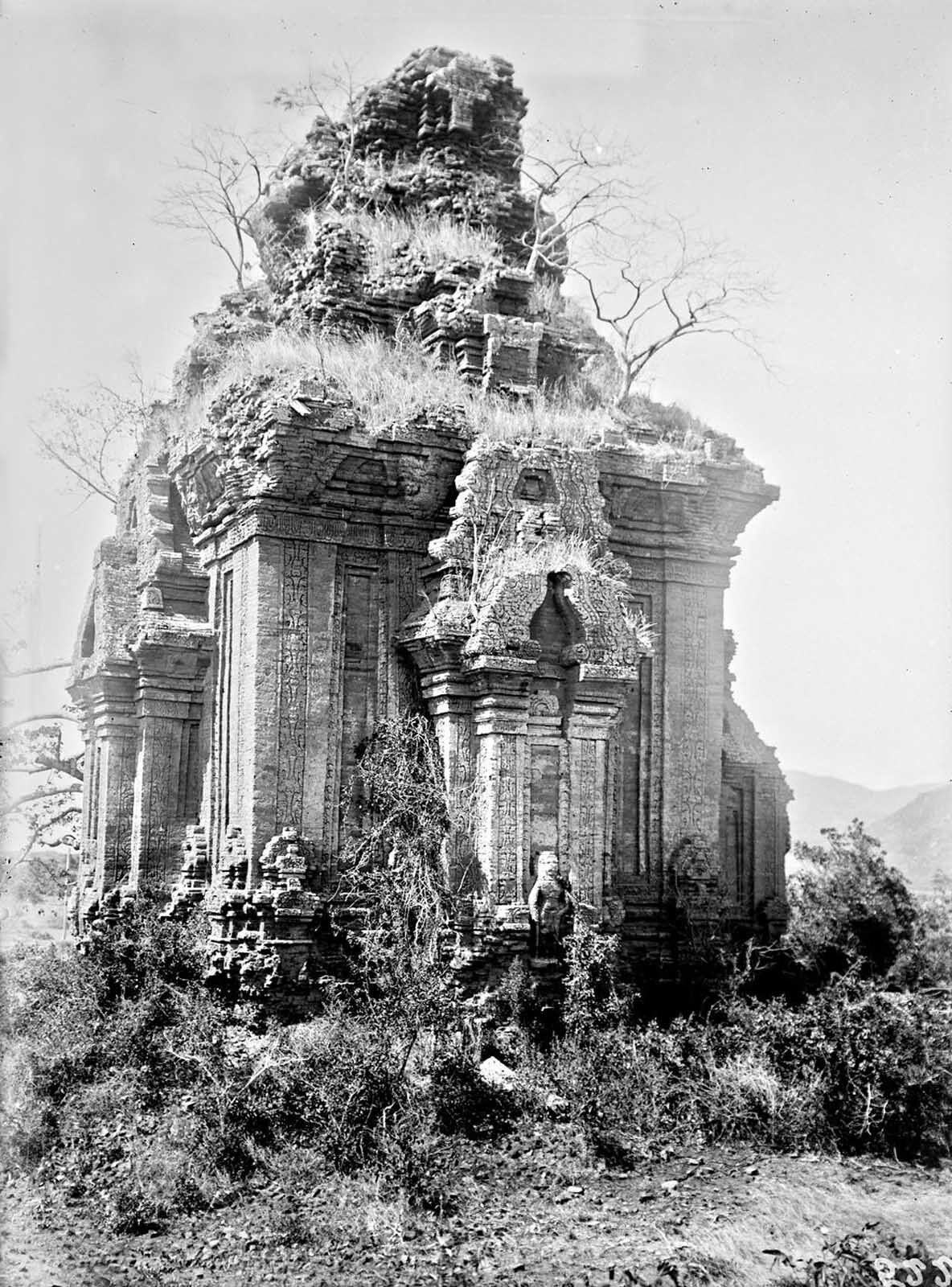 Cận cảnh tháp Hòa Lai.