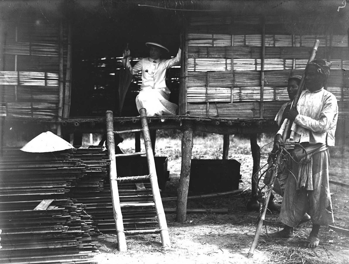 Người phụ nữ Pháp trên lán dã ngoại.