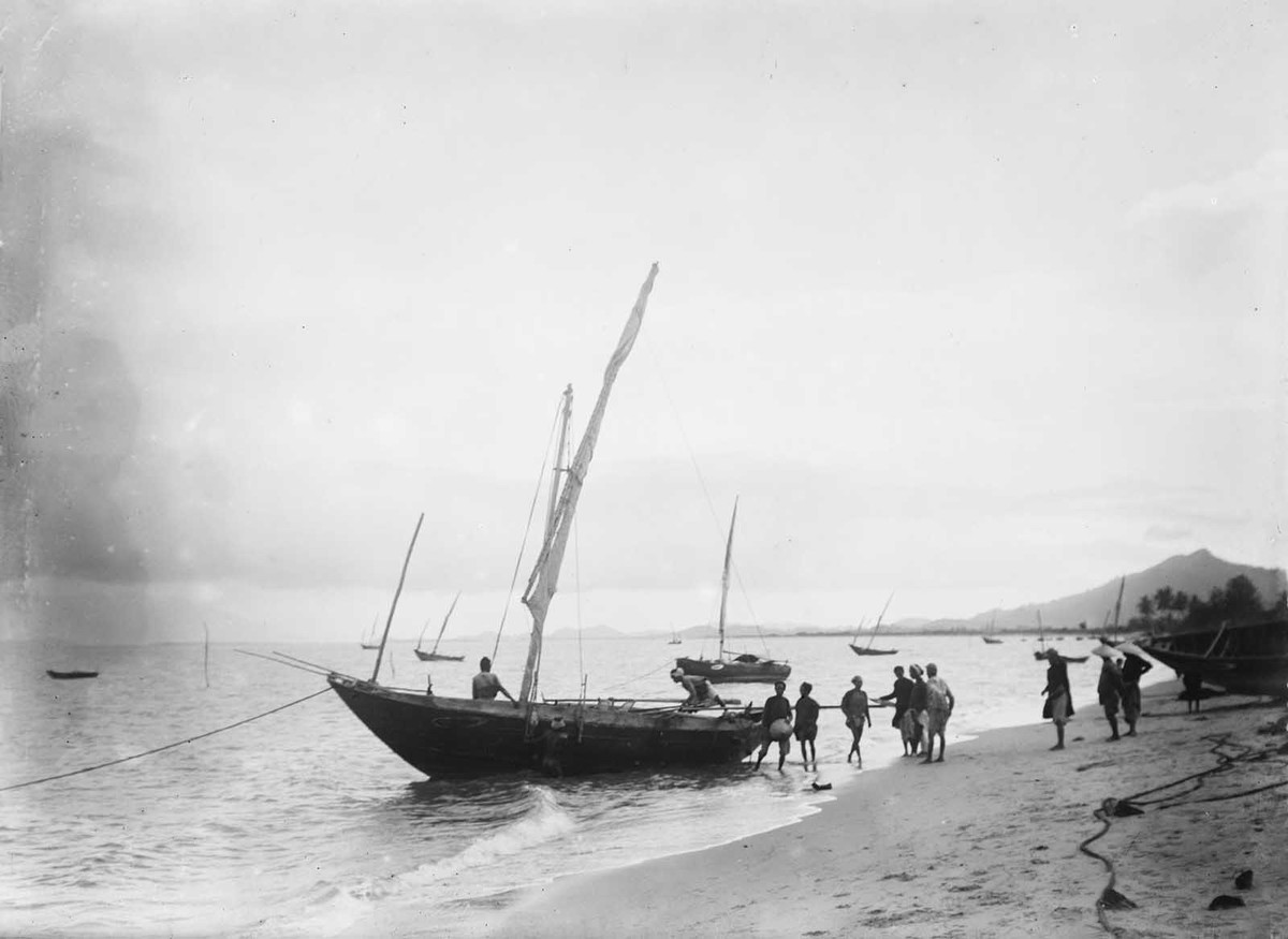 Trên bãi biển Hoa Lang, vịnh Hòn Khói.