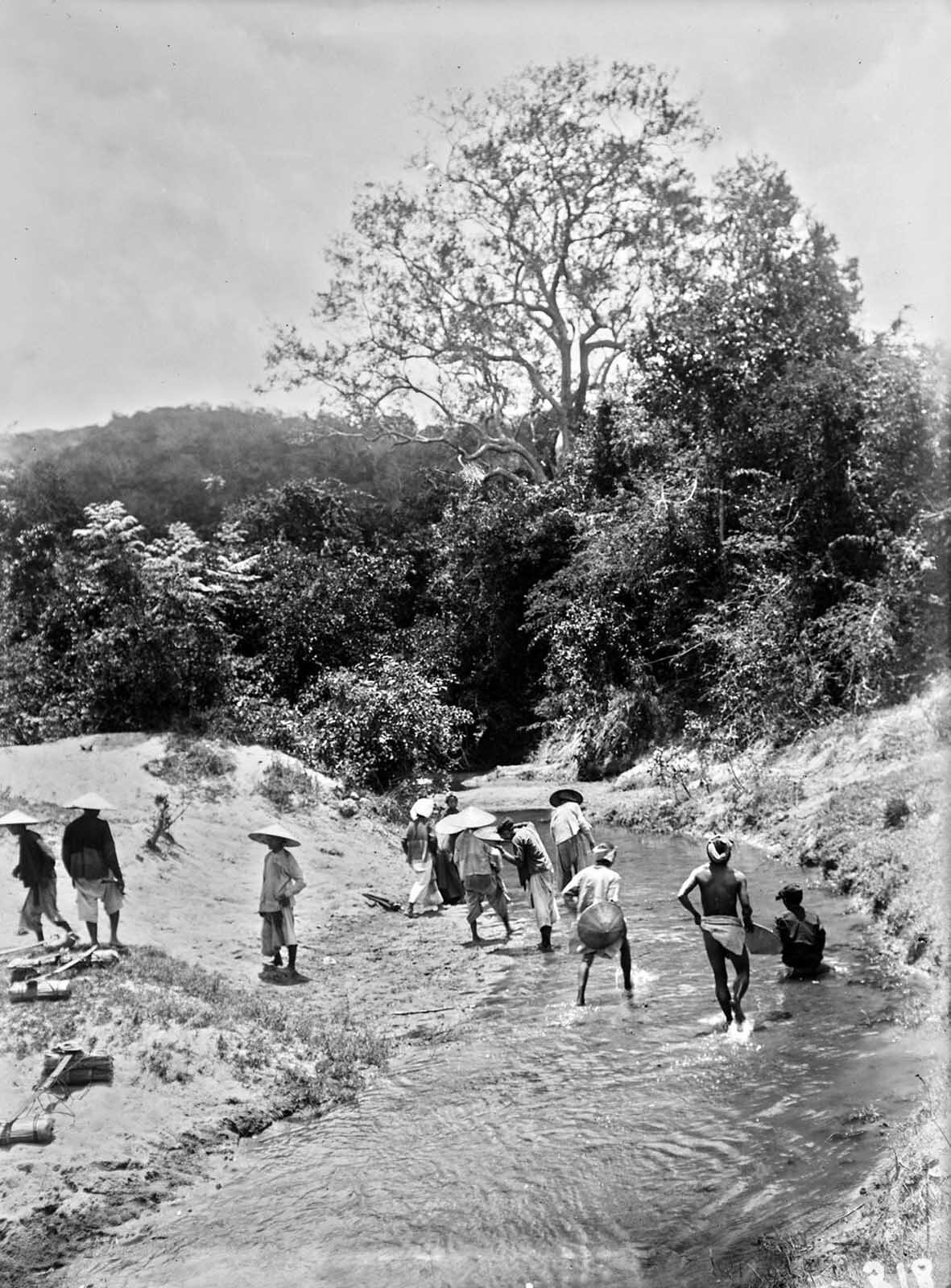 Dừng chân bên dòng suối, phía Nam Cam Ranh.