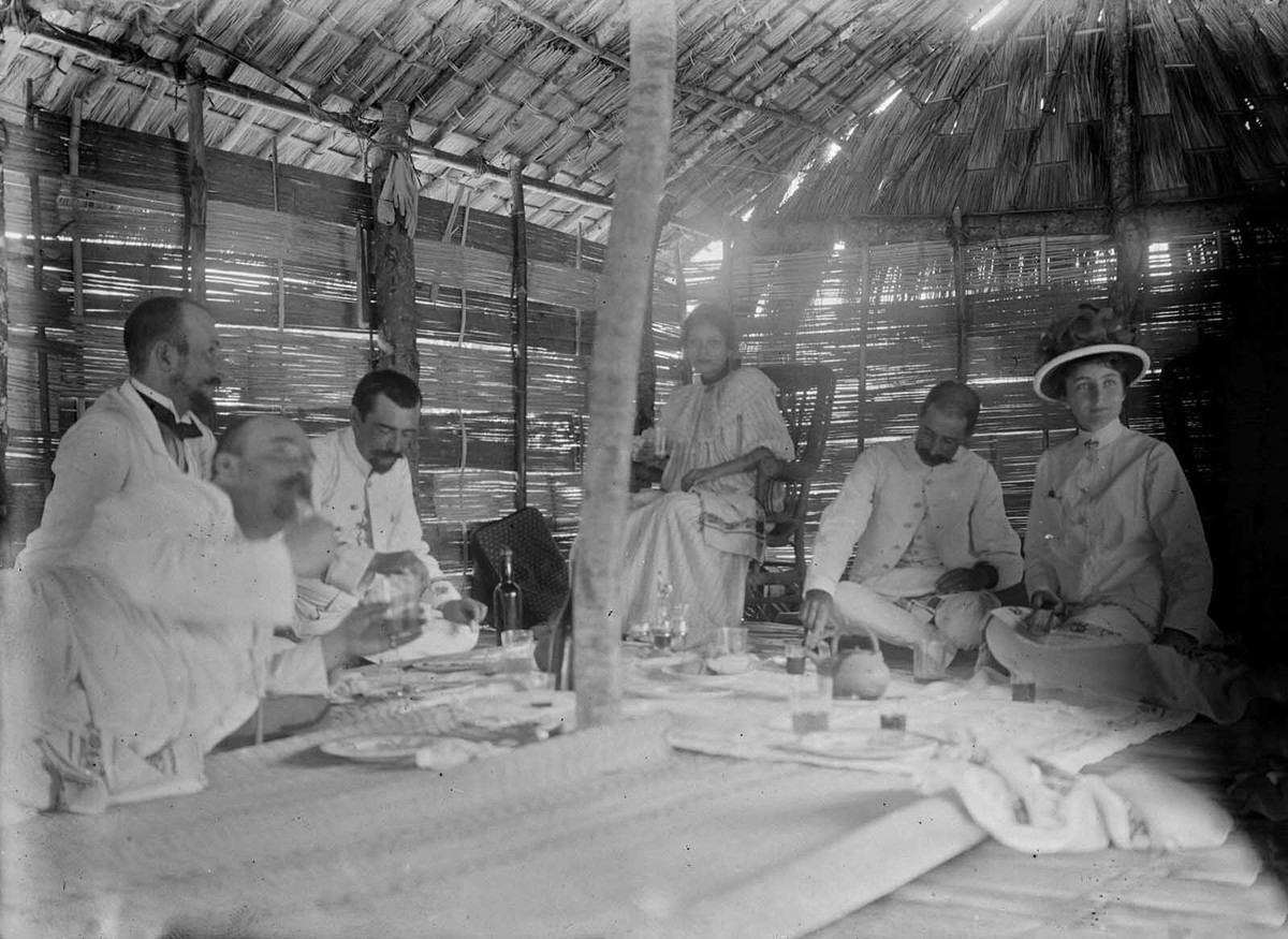 Uống rượu trong lán.