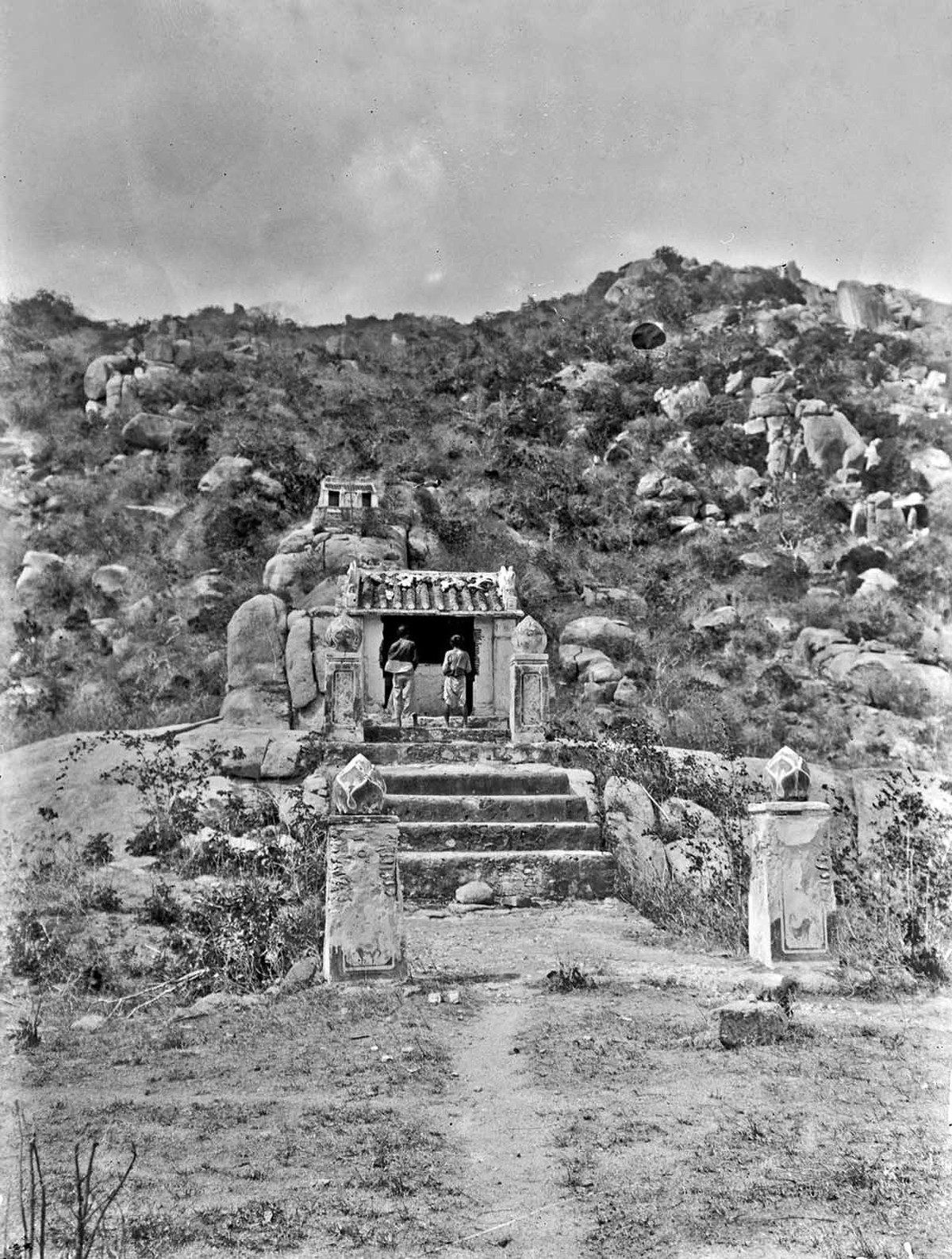 Miếu thờ trên đường đến trạm Thuận Hảo ở thôn Vĩnh Hảo, đường Cái quan ở phía Nam Phan Rang, 1898. Ảnh: André Salles / Gallica.bnf.fr.