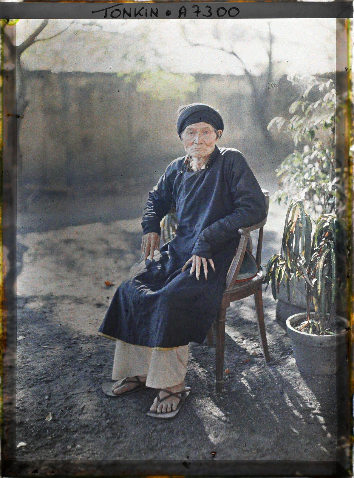 Nhà nho cao tuổi ngồi trên ghế, Hà Nội năm 1915. Ảnh: Léon Busy / Collections.albert-kahn.hauts-de-seine.fr.