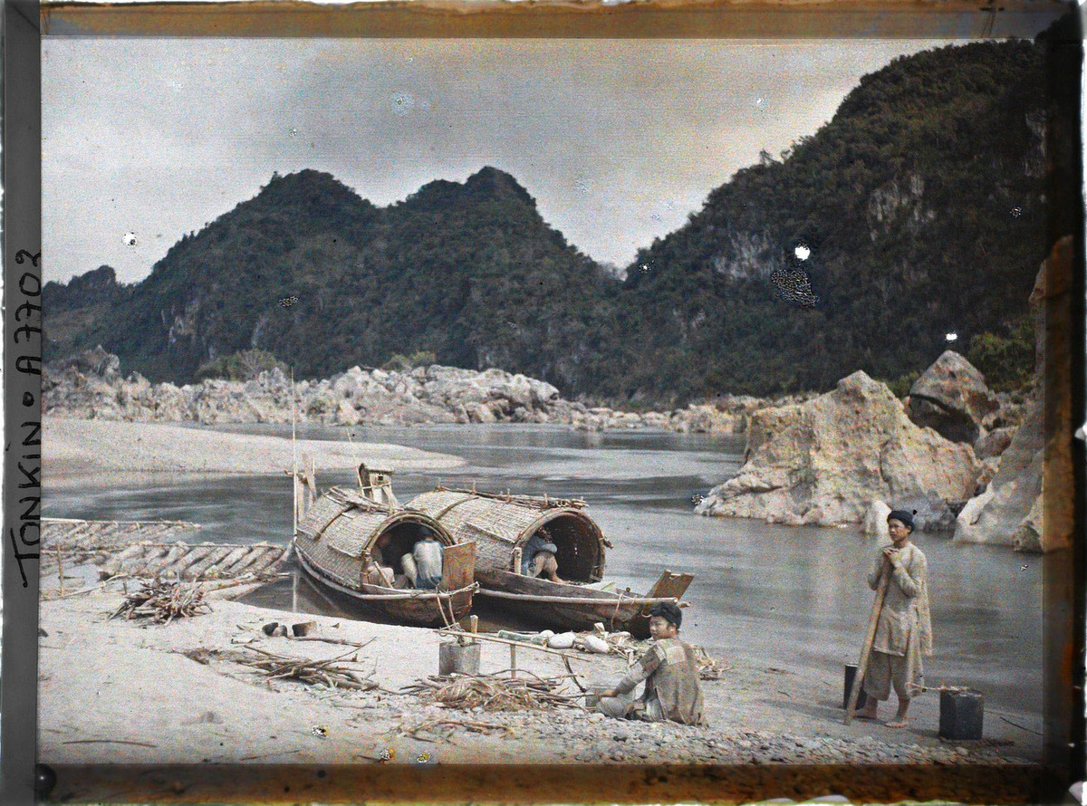 Cảnh sinh hoạt của dân vạn đò gần ghềnh đá.