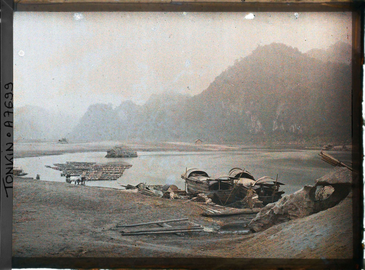 Bền thuyền trên sông Đà, phía hạ lưu của ghềnh đá.