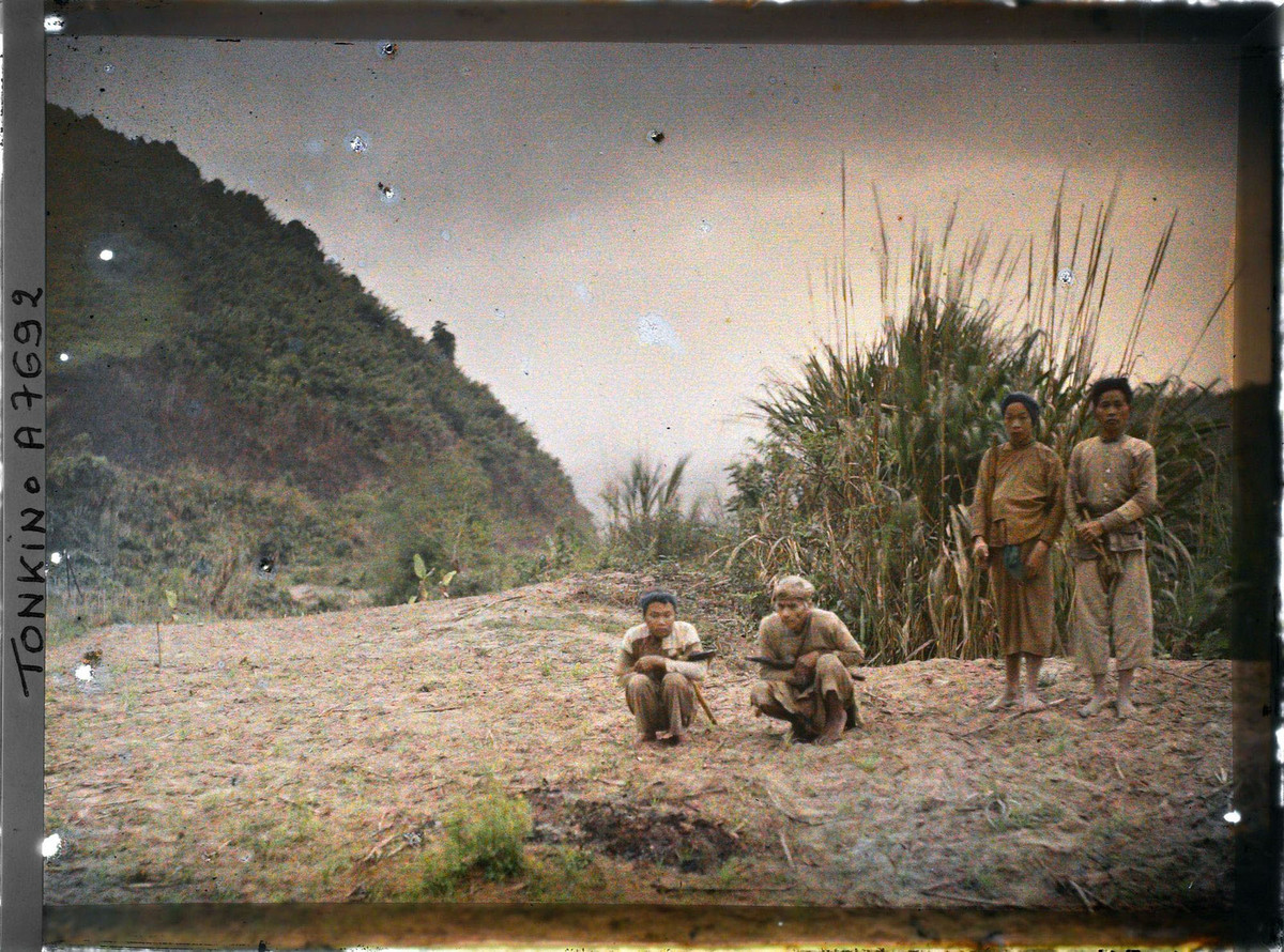 Cư dân địa phương trên ruộng.