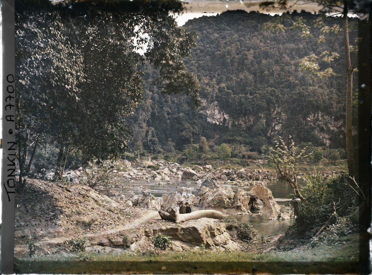 Toàn cảnh ghềnh đá sông Đà, nhìn từ một bản gần đó.