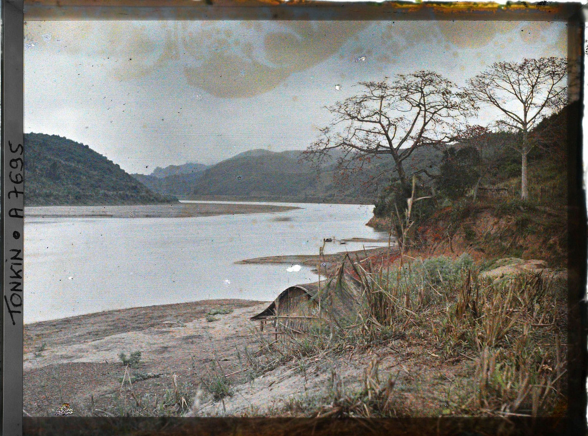 Phong cảnh sông Đà, giữa Chợ Bờ và Hòa Bình.