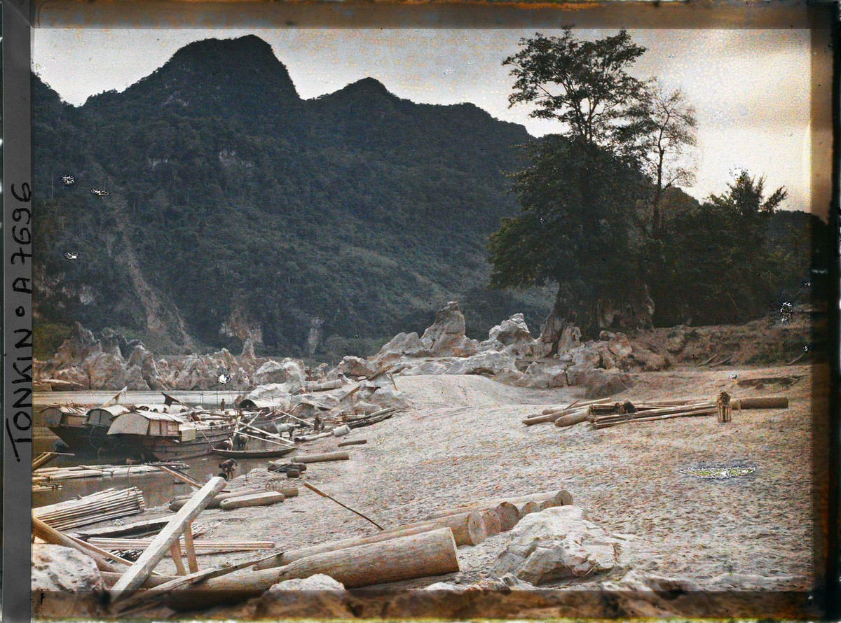 Những con thuyền tam bản neo đậu gần ghềnh đá.