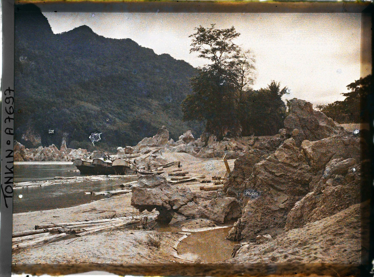  Ghềnh đá trên sông Đà ở Chợ Bờ năm 1916. Chợ Bờ là một địa danh cũ tại tỉnh Hòa Bình. Đây vốn là một thị trấn nằm bên tả ngạn sông Đà và là lỵ sở của châu Đà Bắc trước kia (nay là huyện Đà Bắc).