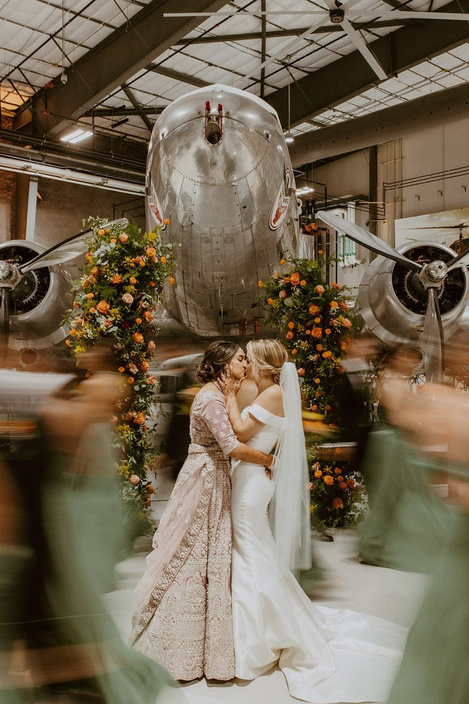 Dam cuoi dac biet cua hai nu tiep vien hang khong gay “sot” mang-Hinh-2