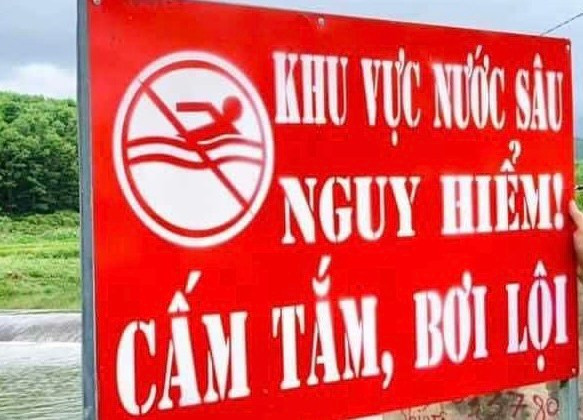 Chính quyền địa phương cắm biển cảnh báo nguy hiểm