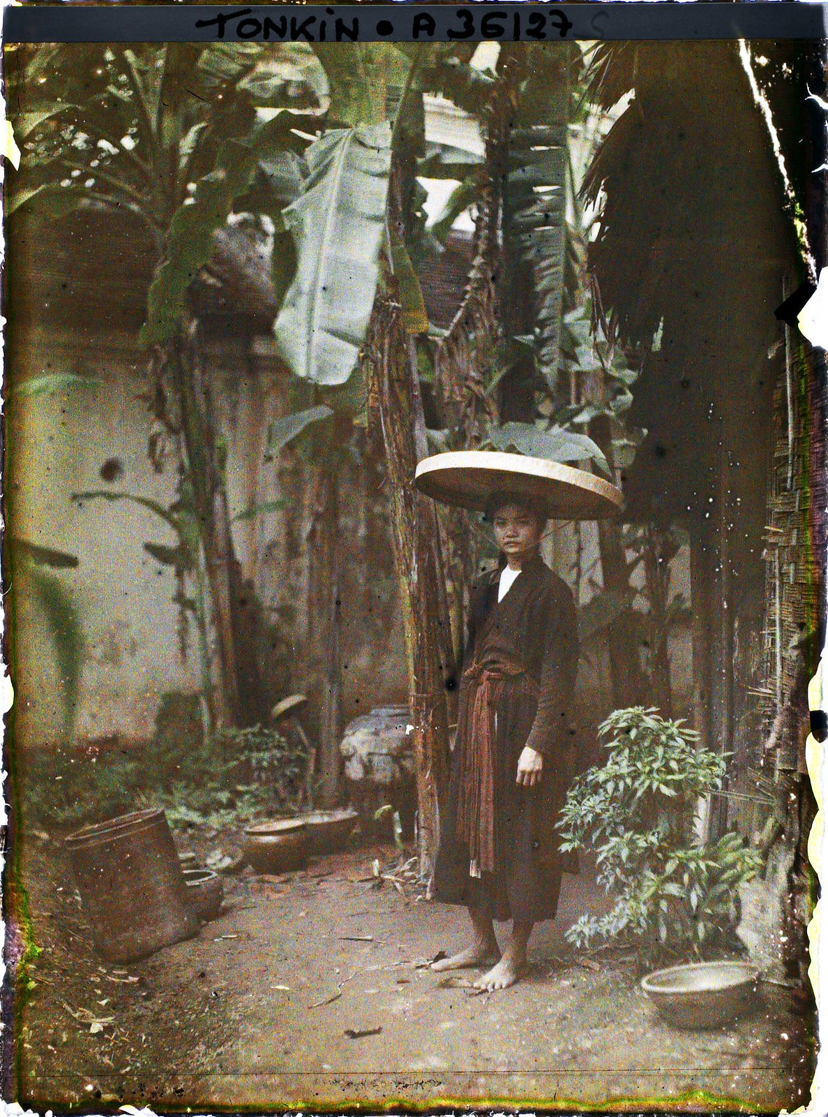 Ngày nay kiểu trang phục truyền thống này đã biến mất trong đời sống, chỉ còn hiện diện trên màn ảnh, sân khấu.