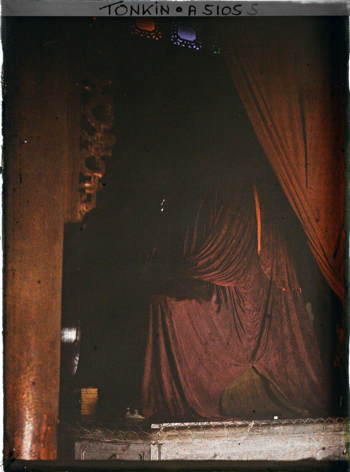 Tượng Huyền Thiên Trấn Vũ bằng đồng được phủ vải trong hậu cung đền Trấn Vũ.