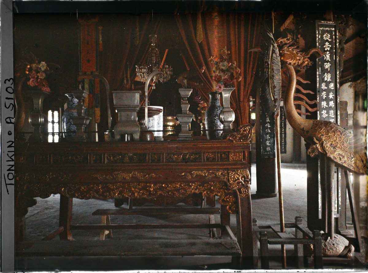 Bàn thờ bên trong đền Trấn Vũ, một trong Thăng Long Tứ Trấn của Hà Nội.