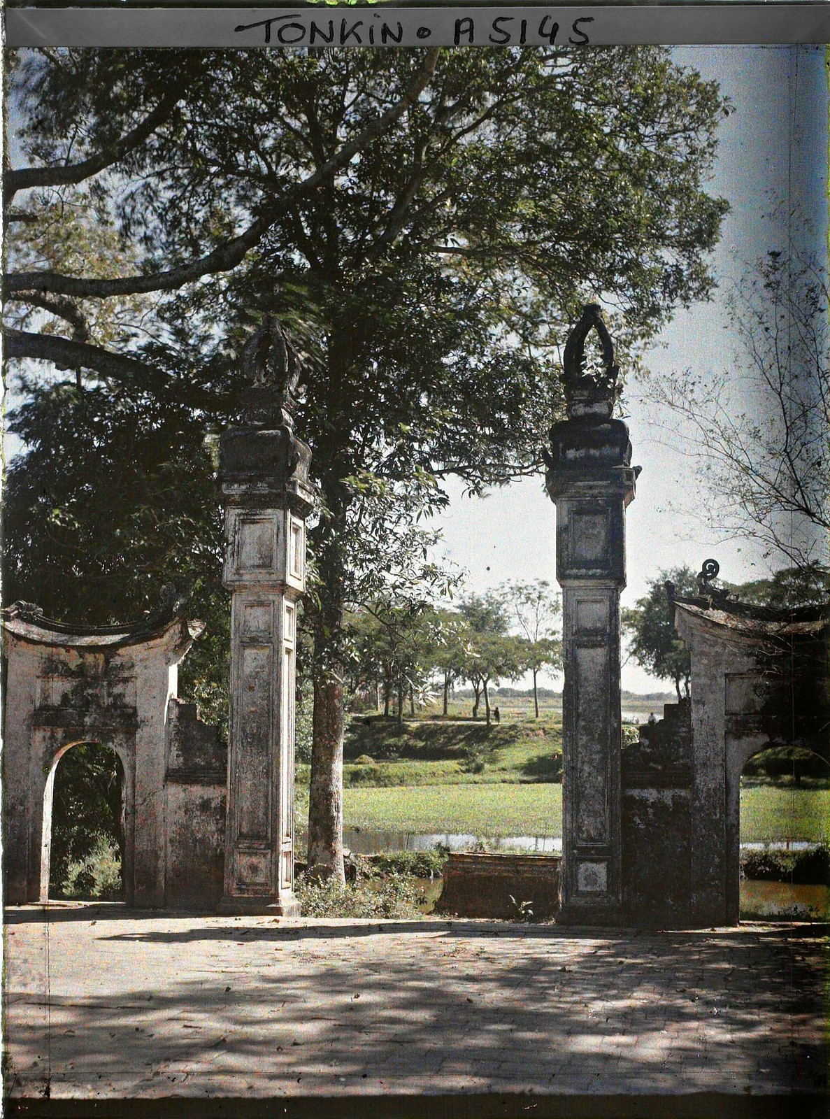 Khung cảnh nhìn từ sân một ngôi chùa ở Cầu Giấy.