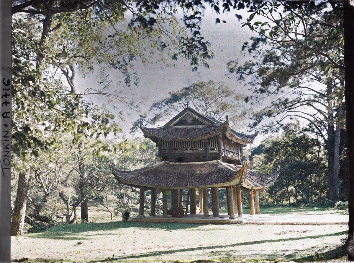 Gác chuông chùa Trăm Gian, nay nằm ở xã Tiên Phương, huyện Chương Mỹ, Hà Nội.