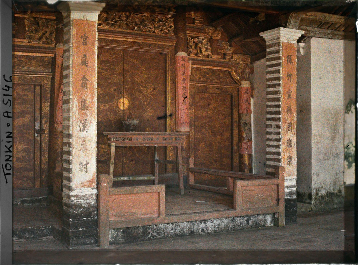 Bên ngoài điện thờ của ngôi chùa ở Cầu Giấy. Mời quý độc giả xem video: Ý nghĩa những phong tục ngày Tết Việt | VTC1.