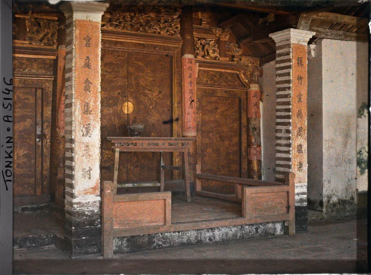 Bên ngoài điện thờ của ngôi chùa ở Cầu Giấy. Mời quý độc giả xem video: Ý nghĩa những phong tục ngày Tết Việt | VTC1.