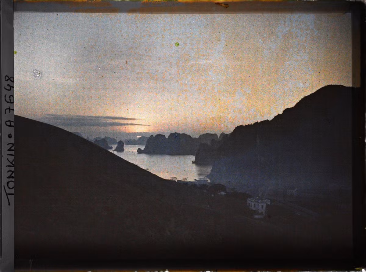 Bình minh trên vịnh Hạ Long năm 1916. Ảnh: Léon Busy/ Collections.albert-kahn.hauts-de-seine.fr.