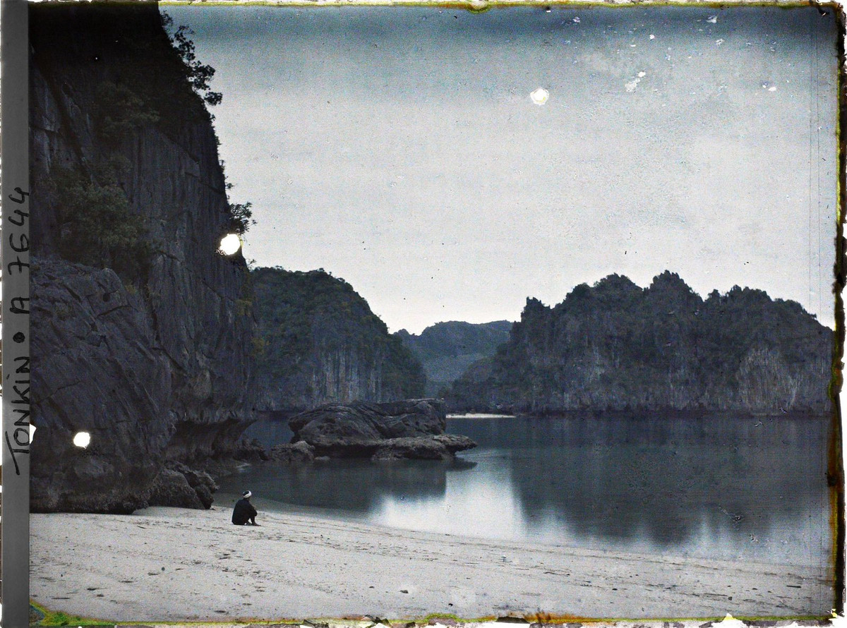 Buổi chiều trên bãi biến ở một đảo đá thuộc vịnh Hạ Long.