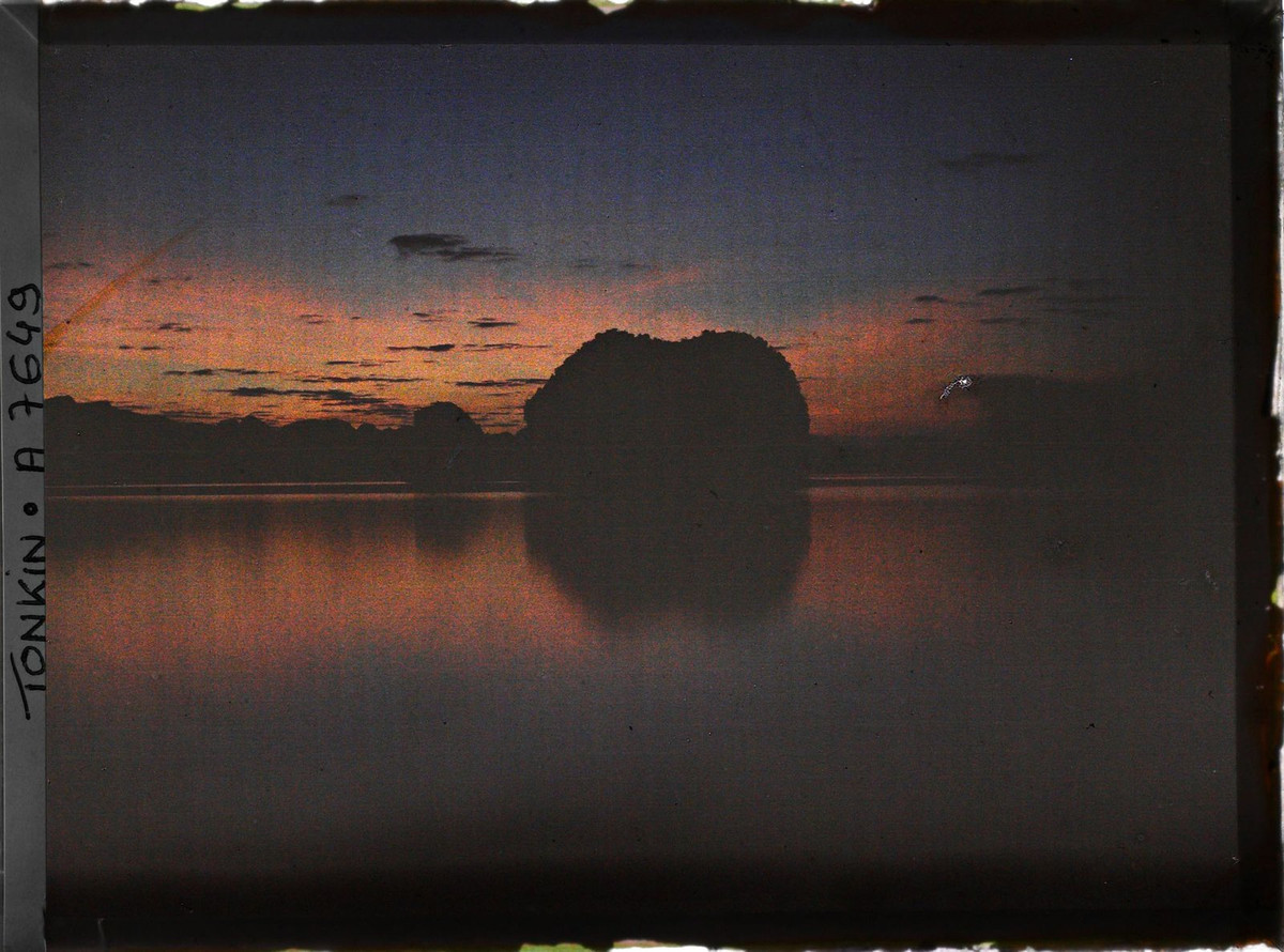 Một đảo đá ở vịnh Hạ Long lúc tờ mờ sáng.