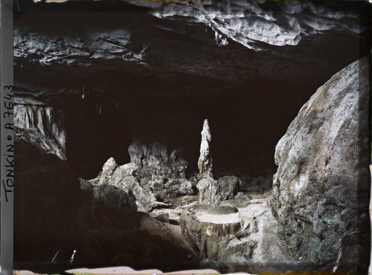 Măng đá nhô lên trên nền hang Sửng Sốt.