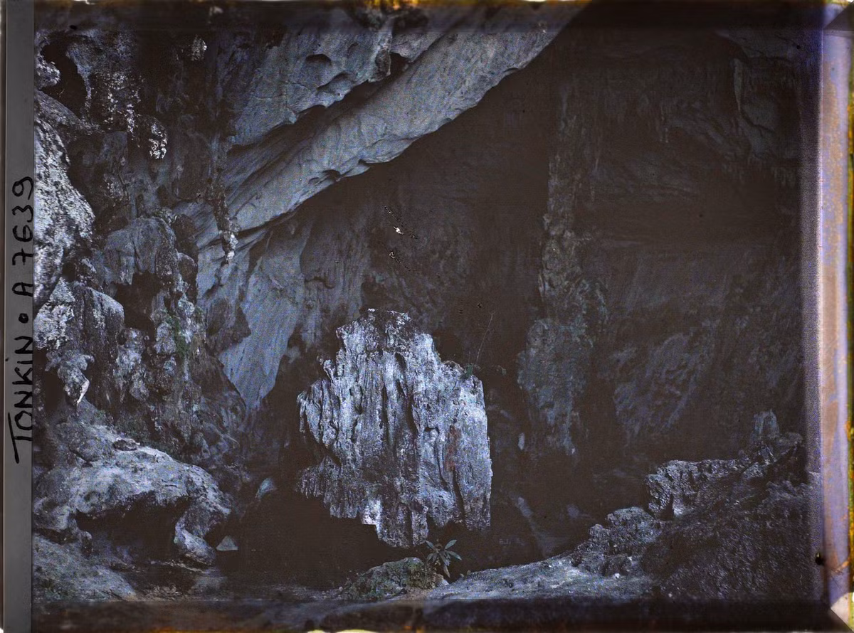 Bên trong hang Đầu Gỗ.