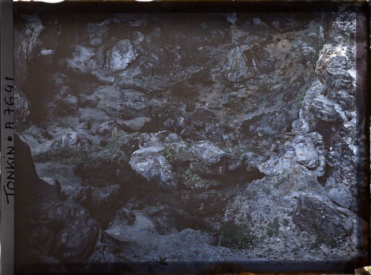 Những khối đá hình thù kỳ dị trên nền hang Đầu Gỗ.