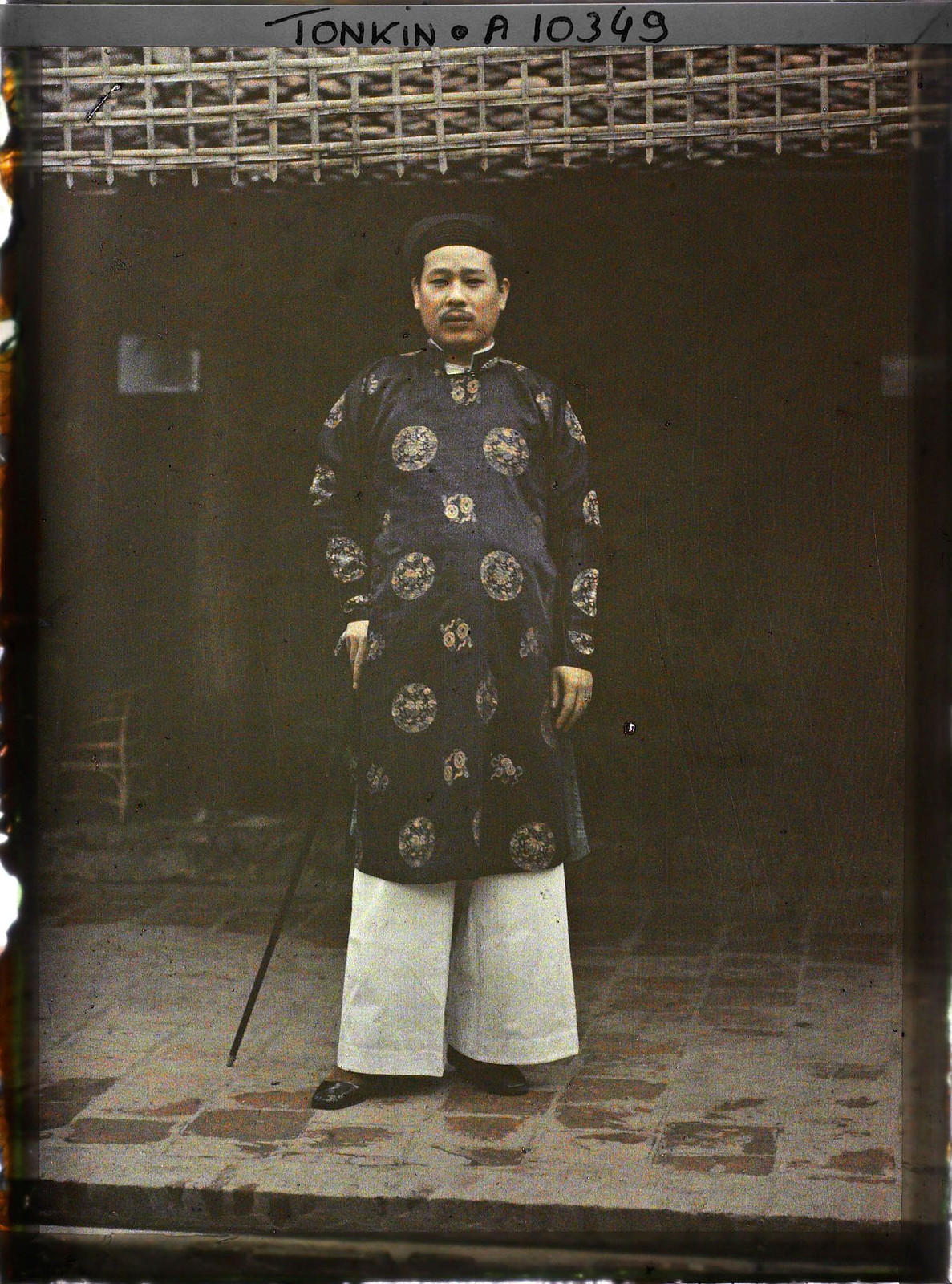 Một nho sĩ trong trang phục ngày lễ.