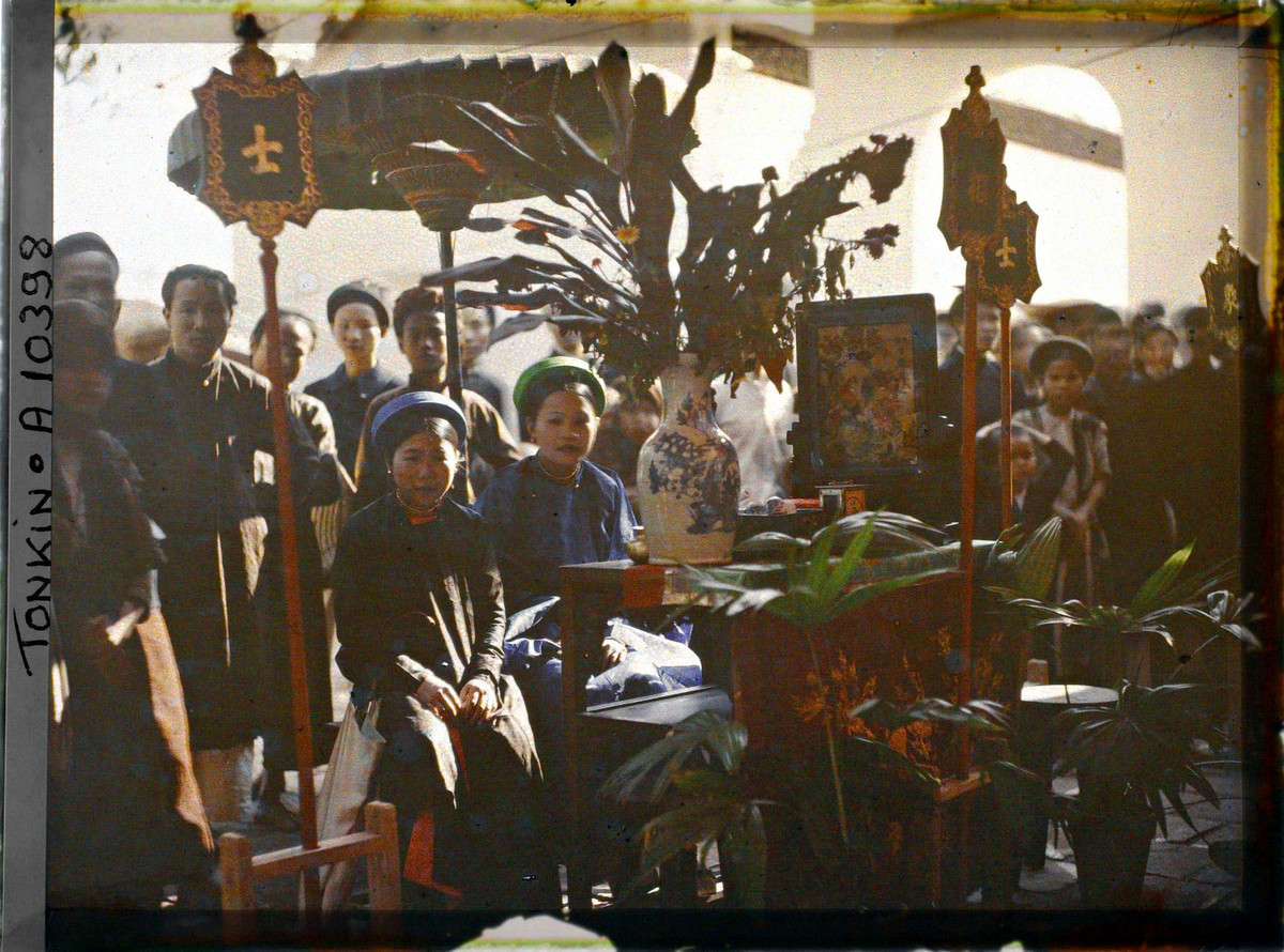 Hai thiếu nữ đóng vai Sĩ và Tướng trong một ván cờ người ở Hà Nội.