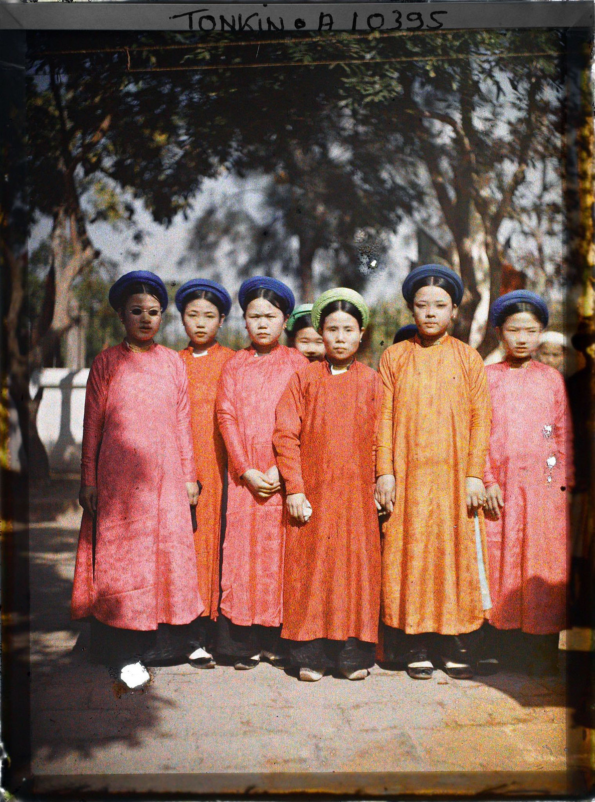 Nhóm thiếu nữ này đóng vai những quân Tốt.