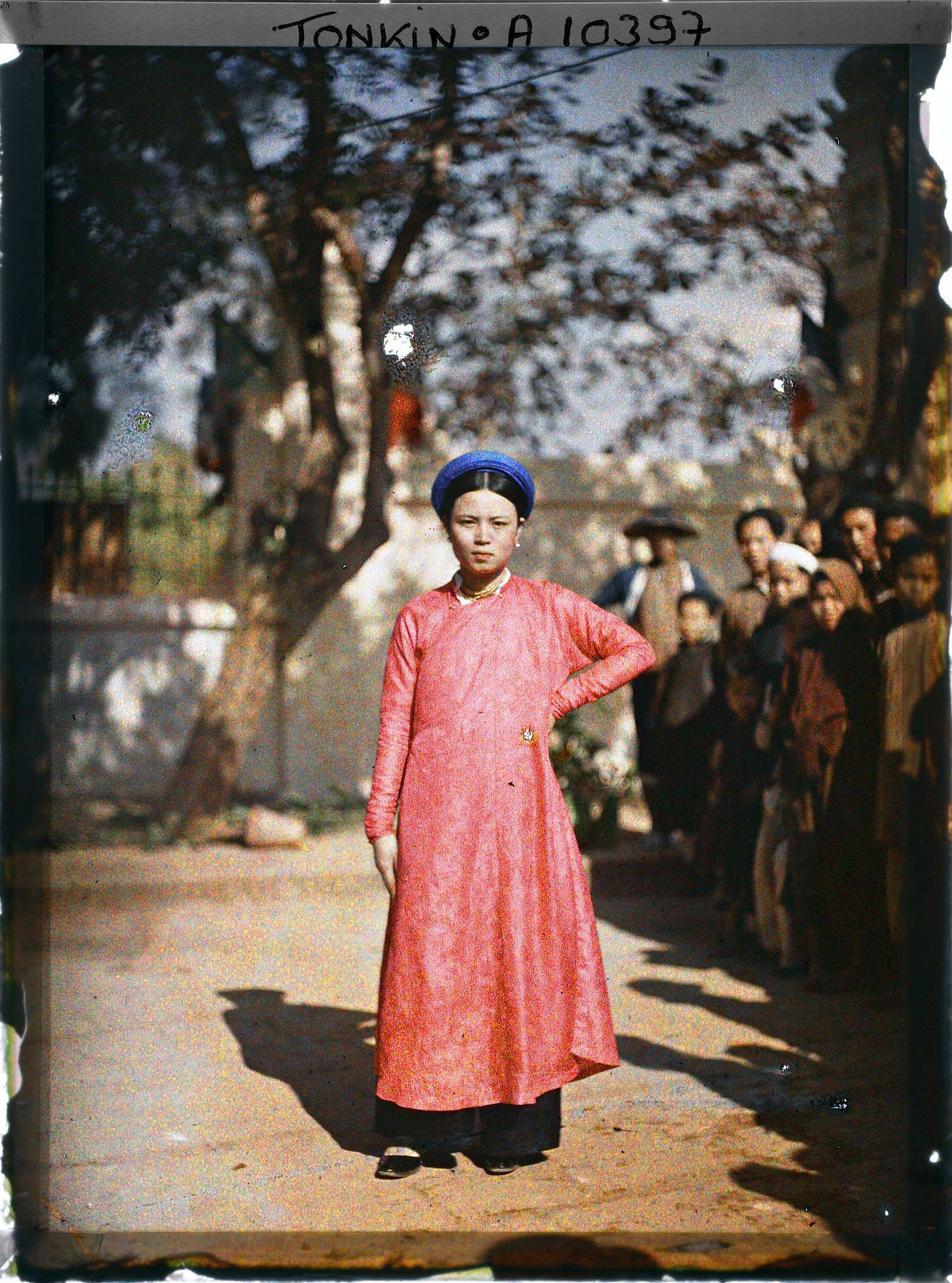 Một "quân Tốt" tạo dáng trước ống kính máy ảnh.