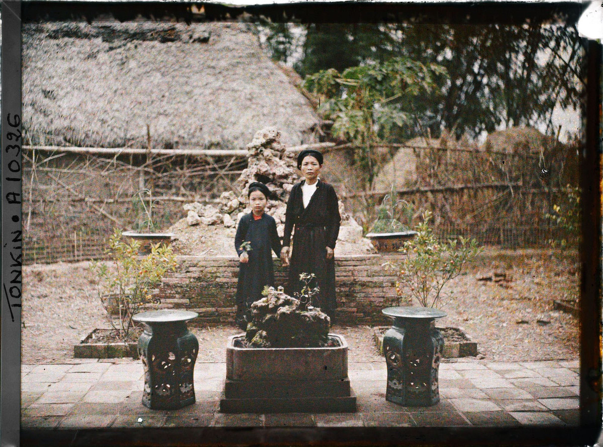 Bà mẹ và con gái ở nhà hương chức.