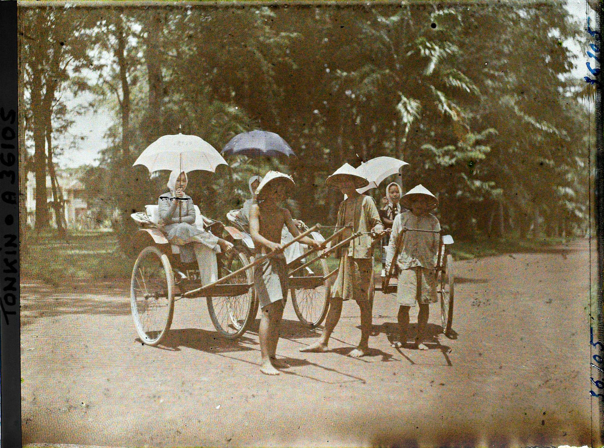 Ba người kéo xe và ba cô gái cầm ô ở Thảo Cầm Viên, 1921.