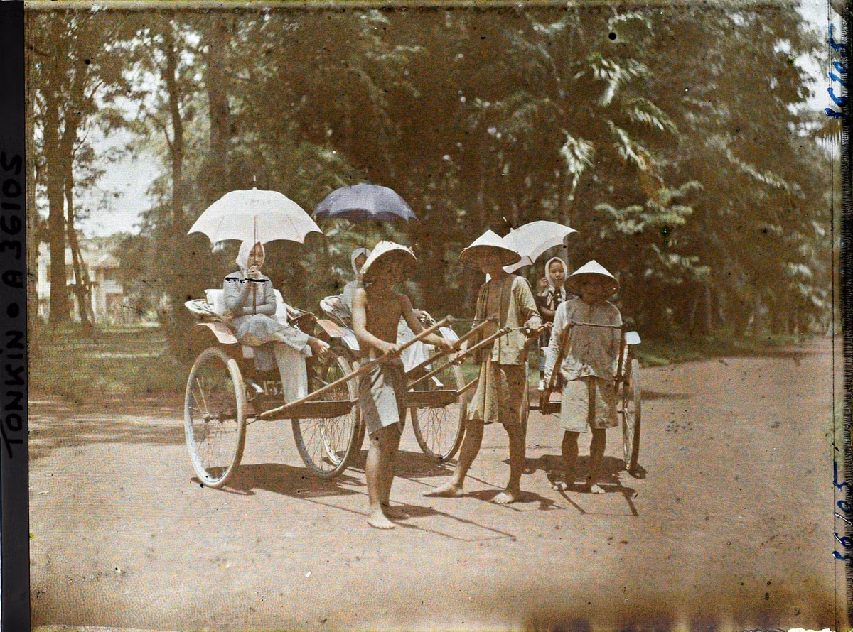 Ba người kéo xe và ba cô gái cầm ô ở Thảo Cầm Viên, 1921.