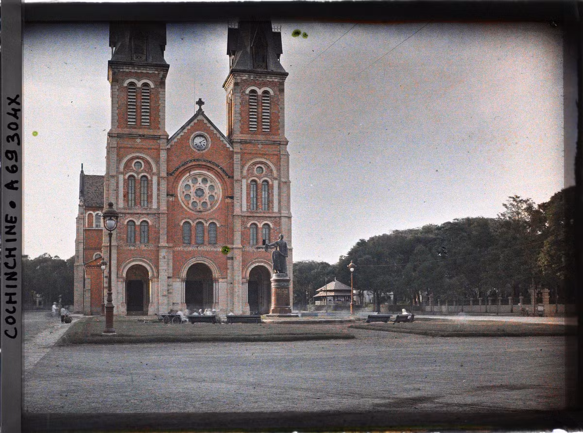 Phía trước nhà thờ Đức Bà, Sài Gòn khoảng năm 1926-1928.