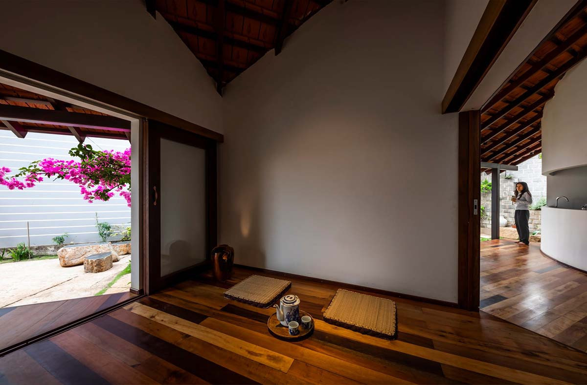 Cách thiết kế mở giúp tầm nhìn của gia chủ không bị hạn chế bởi các bức tường cố định, các phòng đều thông ra khoảng thiên nhiên bên ngoài, mang đến cảm giác rộng rãi và thoáng mát. Không gian mở còn giúp các thành viên trong gia đình giao tiếp với nhau dễ dàng, thoải mái.