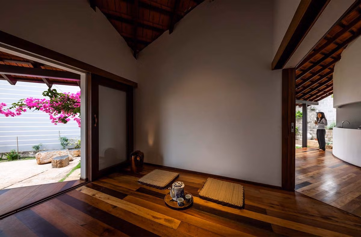 Cách thiết kế mở giúp tầm nhìn của gia chủ không bị hạn chế bởi các bức tường cố định, các phòng đều thông ra khoảng thiên nhiên bên ngoài, mang đến cảm giác rộng rãi và thoáng mát. Không gian mở còn giúp các thành viên trong gia đình giao tiếp với nhau dễ dàng, thoải mái.