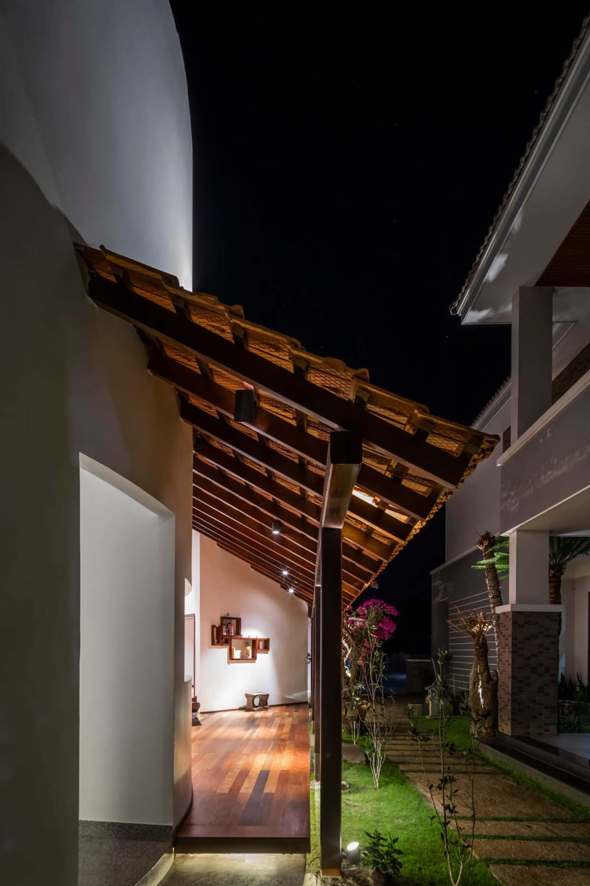 Hàng hiên là sự nối dài giữa không gian bên trong và là nơi mở rộng, kết nối với không gian bên ngoài.