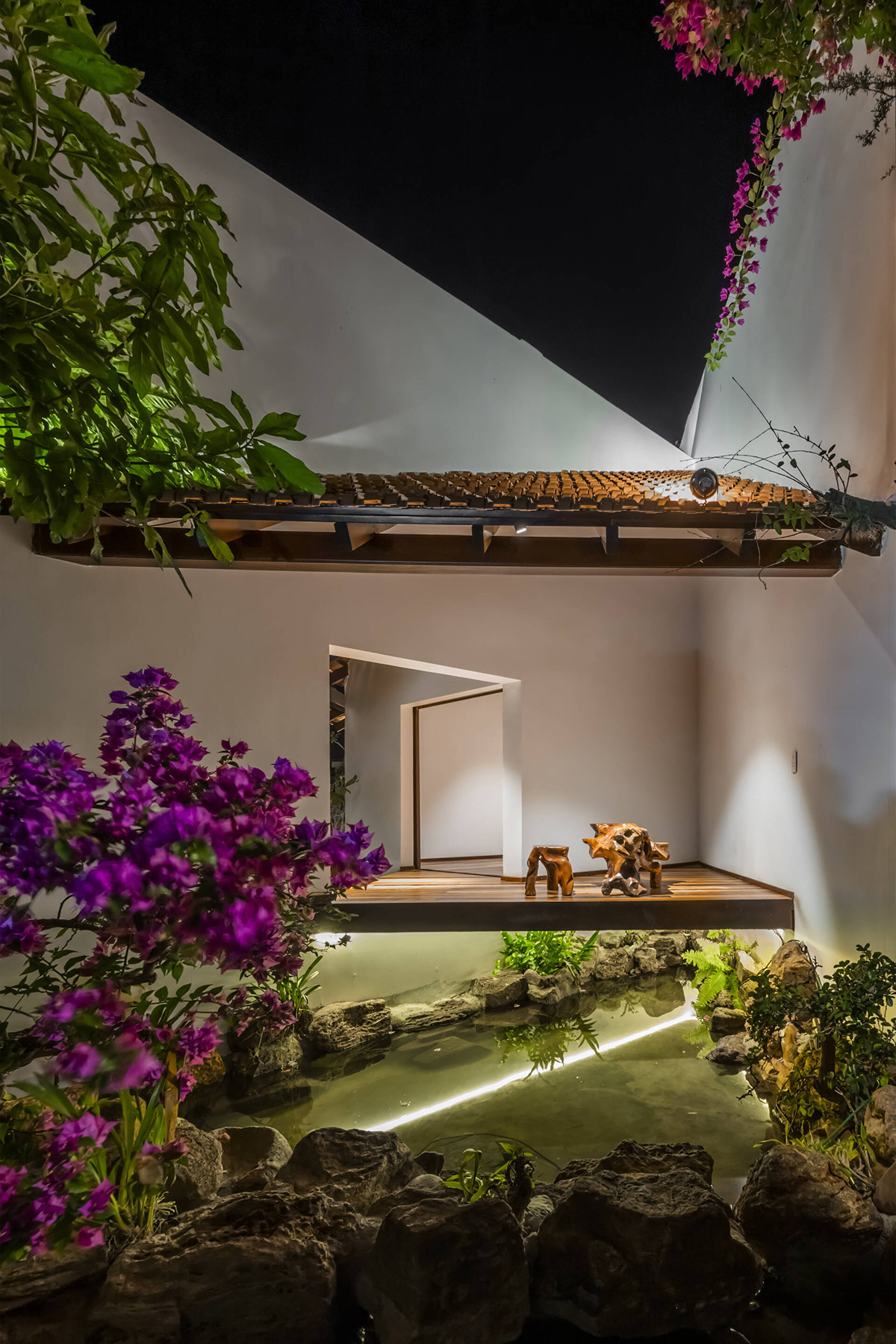 Hồ cá nhỏ dưới chân trở thành "lá phổi" điều hòa không khí, đồng thời đem lại cho con người sự an nhiên, tĩnh tại.