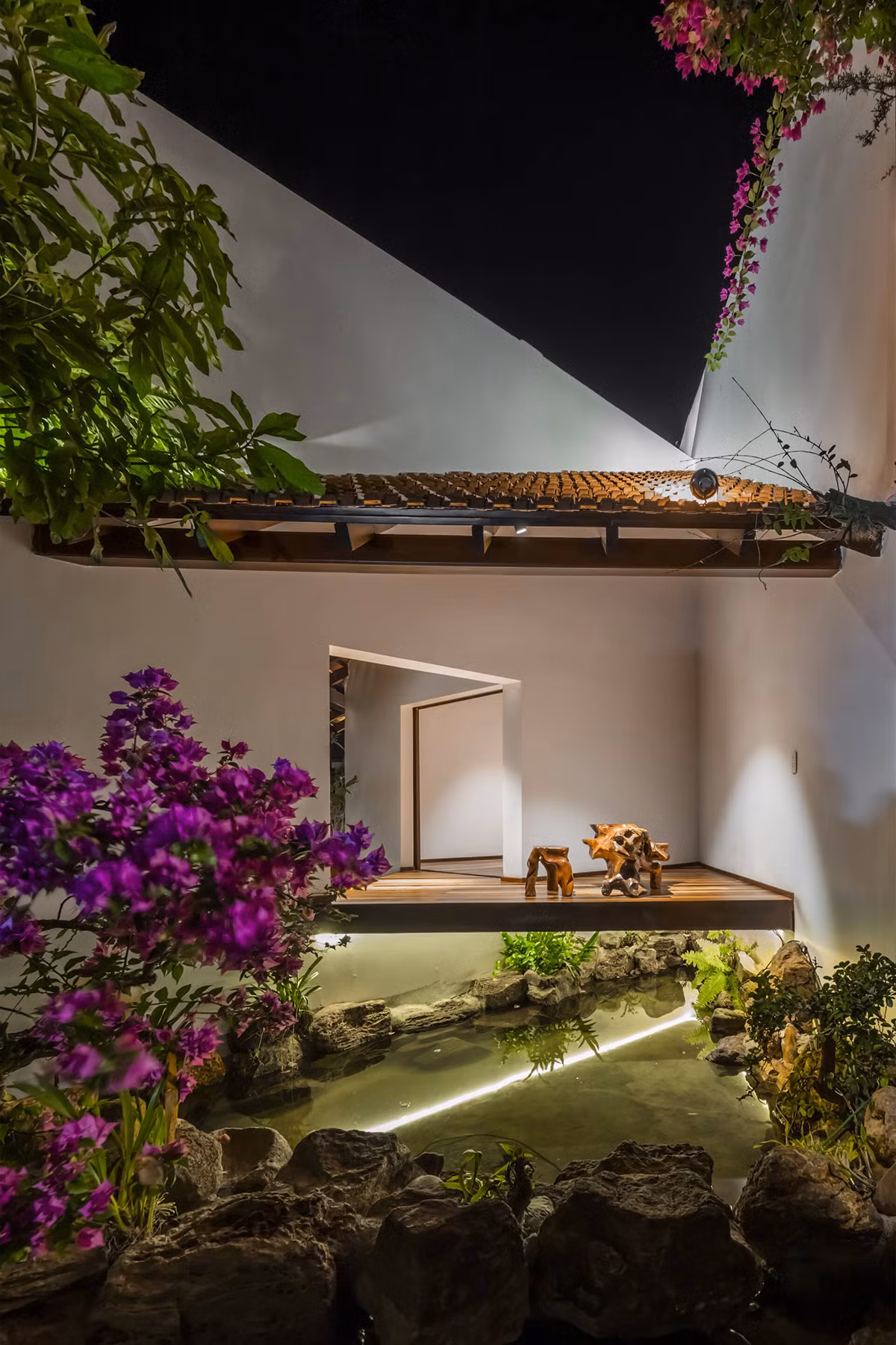 Hồ cá nhỏ dưới chân trở thành "lá phổi" điều hòa không khí, đồng thời đem lại cho con người sự an nhiên, tĩnh tại.